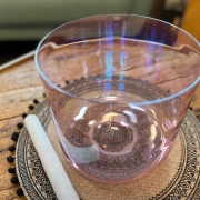 Alchemie Kristallklangschale C3 in 432 Hz | in der Farbei eines feinen Magentas