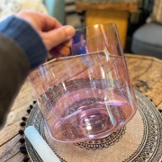 Alchemie Kristallklangschale C3 in 432 Hz | in der Farbei eines feinen Magentas