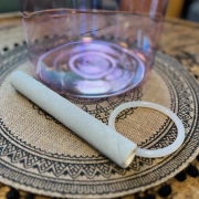 Alchemie Kristallklangschale C3 in 432 Hz | in der Farbei eines feinen Magentas