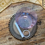 Alchemie Kristallklangschale C3 in 432 Hz | in der Farbei eines feinen Magentas