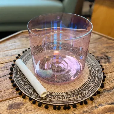 Alchemie Kristallklangschale C3 in 432 Hz | in der Farbei eines feinen Magentas