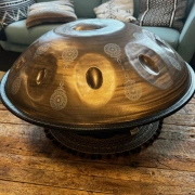 Handpan Chirp | D Amara | 10 Klangfelder – inkl. Rucksacktasche