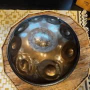 Handpan Chirp | D Ashakiran | 9 Klangfelder – inkl. Rucksacktasche