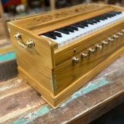 "Radha Peacock Harmonium" | 3.5 Oktaven | Teakholz Edition | 432 Hz