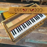 "Radha Peacock Harmonium" | 3.5 Oktaven | Teakholz Edition | 432 Hz