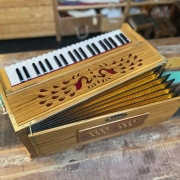 "Radha Peacock Harmonium" | 3.5 Oktaven | Teakholz Edition | 432 Hz