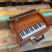 Reise Harmonium von "Radha" mit 2½  Oktaven | Zedernholz Edition | 440 Hz