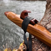 Gebetsflöte in D-Moll | Bärenklauen-Windblock | Olivenholz | Woodsounds