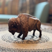 Krafttierfigur Bison – Handgeschnitzt aus massivem Vollholz