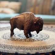 Krafttierfigur Bison – Handgeschnitzt aus massivem Vollholz