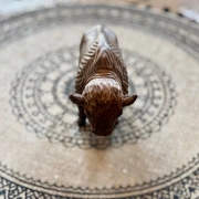 Krafttierfigur Bison – Handgeschnitzt aus massivem Vollholz