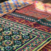 Shipibo Altar- / Manta-Tuch – Handgewebt und bestickt