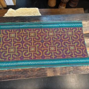 Shipibo Altar- / Manta-Tuch – Handgewebt und bestickt