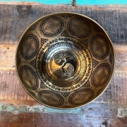 Klangschale mit Yin Yang Baum  | ø 30 cm | Ton ~ E2 | Sonnenton (256 Hz)