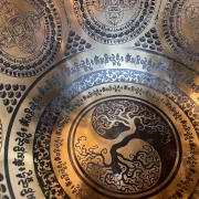 Klangschale mit Yin Yang Baum  | ø 30 cm | Ton ~ E2 | Sonnenton (256 Hz)