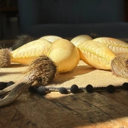 Schamanische Rohautrassel aus Rinderhaut mit Rehhorngriff