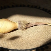 Schamanische Rohautrassel aus Rinderhaut mit Rehhorngriff