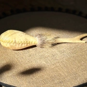 Schamanische Rohautrassel aus Rinderhaut mit Rehhorngriff