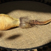 Schamanische Rohautrassel aus Rinderhaut mit Rehhorngriff