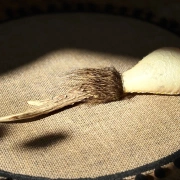 Schamanische Rohautrassel aus Rinderhaut mit Rehhorngriff