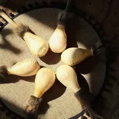 Schamanische Rohautrassel aus Rinderhaut mit Rehhorngriff