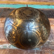 Klangschale mit Yin Yang Baum  | ø 30 cm | Ton ~ E2 | Sonnenton (256 Hz)