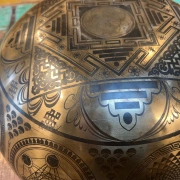 Klangschale mit Yin Yang Baum  | ø 35.5 cm | Ton ~ G3 | Venuston (197 Hz)