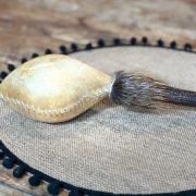 Schamanische Rohautrassel aus Rinderhaut mit Hirschhorngriff