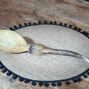 Schamanische Rohautrassel aus Rinderhaut mit Hirschhorngriff