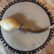 Schamanische Rohautrassel aus Rinderhaut mit Hirschhorngriff