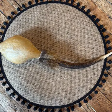 Schamanische Rohautrassel aus Rinderhaut mit Hirschhorngriff