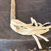 Trommel-Stock aus Holunder mit Lederklöppel & Lederfransen