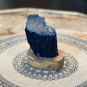 Schwarzer Turmalin auf Holzsockel | Schutz & Erdung