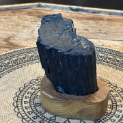 Schwarzer Turmalin auf Holzsockel | Schutz & Erdung