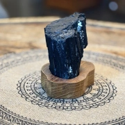 Schwarzer Turmalin auf Holzsockel | Schutz & Erdung