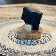 Schwarzer Turmalin auf Holzsockel | Schutz & Erdung