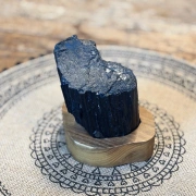 Schwarzer Turmalin auf Holzsockel | Schutz & Erdung