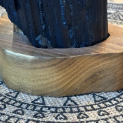 Schwarzer Turmalin auf Holzsockel | Schutz & Erdung