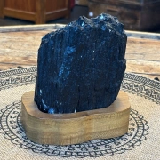 Schwarzer Turmalin auf Holzsockel | Schutz & Erdung