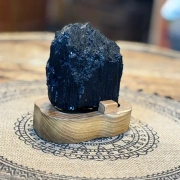 Schwarzer Turmalin auf Holzsockel | Schutz & Erdung