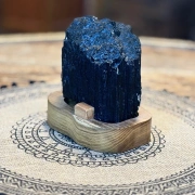 Schwarzer Turmalin auf Holzsockel | Schutz & Erdung