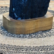 Schwarzer Turmalin auf Holzsockel | Schutz & Erdung