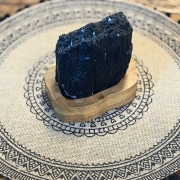 Schwarzer Turmalin auf Holzsockel | Schutz & Erdung