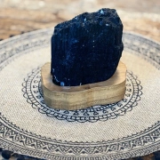 Schwarzer Turmalin auf Holzsockel | Schutz & Erdung