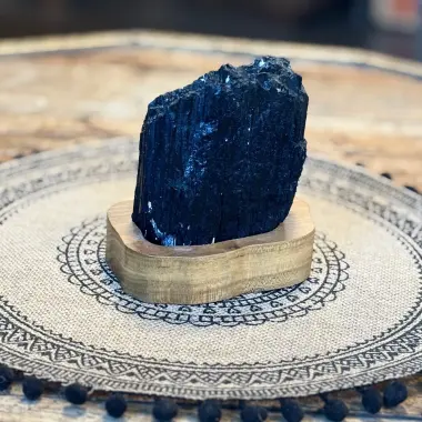 Schwarzer Turmalin auf Holzsockel | Schutz & Erdung