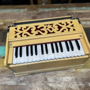 Radha OM Harmonium | 2.5 Oktaven | Zedernholz | 440 & 432 Hz