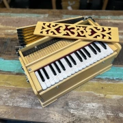 Radha OM Harmonium | 2.5 Oktaven | Zedernholz | 440 & 432 Hz