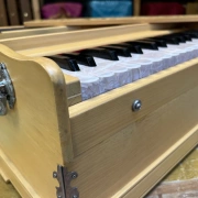 Radha OM Harmonium | 2.5 Oktaven | Zedernholz | 440 & 432 Hz