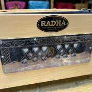 Radha OM Harmonium | 2.5 Oktaven | Zedernholz | 440 & 432 Hz