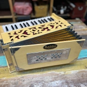 Radha OM Harmonium | 2.5 Oktaven | Zedernholz | 440 & 432 Hz